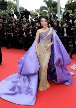 Jessica Wang dans une robe violette de la marque Tony Ward Couture, le 22 mai 2022 à Cannes. 