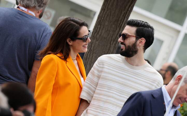 Devant les photographes, Sofia Essaïdi et son compagnon Adrien Galo ont affiché leur belle complicité, lors du 75ème Festival International du Film de Cannes, le 25 mai 2022.