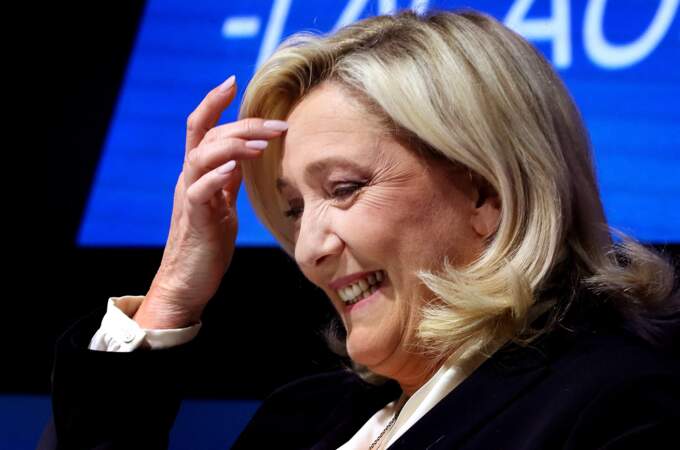 Marine Le Pen et ses ongles impeccables : « sa manucure donne l'image d'une femme incassable, déterminée et confiante », d'après l'analyse de la Manucure Expert Agathe Pons. 
