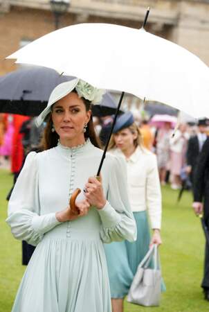 Kate Middleton a recyclé une robe menthe givrée sur mesure de son couturier personnel pour une Garden Party organisée à Buckingham Palace, le 25 mai 2022