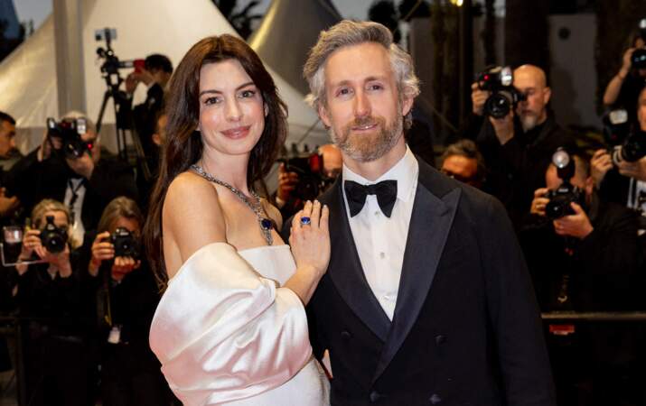 Anne Hathaway et Adam Shulman à la descente des marches de « Armageddon Time » au Festival de Cannes