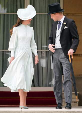 Kate Middleton et le prince William discutent lors d'un Royal Garden Party à Buckingham Palace, le 25 mai 2022