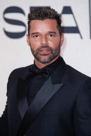 Ricky Martin très élégant dans un smoking noir au col à revers satiné lors du gala de l'AmFar 2022, à l'Hôtel du Cap-Eden-Roc, à Antibes, le 26 mai 2022.