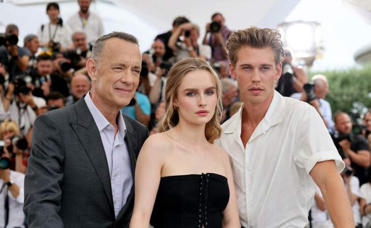 Tom Hanks, Olivia DeJonge et Austin Butler au photocall de "Elvis" lors du 75ème Festival International du Film de Cannes, France, le 26 mai 2022.