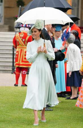 Kate Middleton portait un chapeau qui a aussi fait sensation lors de la garden party à Buckingham Palace le 25 mai 2022