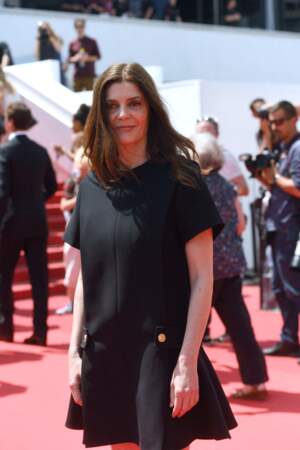 Pour cette montée des marches, Chiara Mastroianni a misé sur un intemporel lors du 75ème Festival International du Film de Cannes, le 26 mai 2022. 