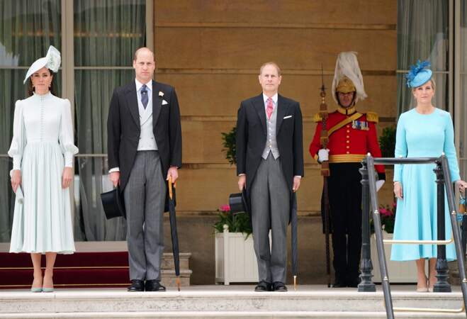 Les princes William et Edward, entourés de leurs épouses Kate Middleton et Sophie de Wessex lors d'une Garden Party à Buckingham Palace, le 25 mai 2022