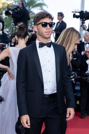 Pierre Gasly et ses lunettes de soleil carrés et noires lors du 75ème Festival de Cannes, le 24 mai 2022. 