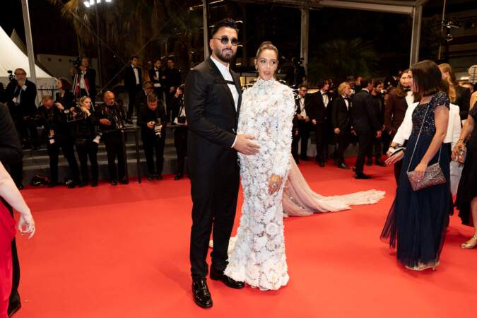 Thomas Vergara et sa femme Nabilla Benattia enceinte à la montée de marches de Cannes, le 15 mai 2022. 