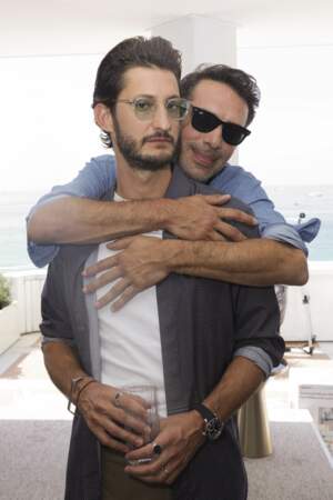 Pierre Niney et Nicolas Bedos répondent à une interview avec  des lunettes de soleil à Cannes, 2022. 