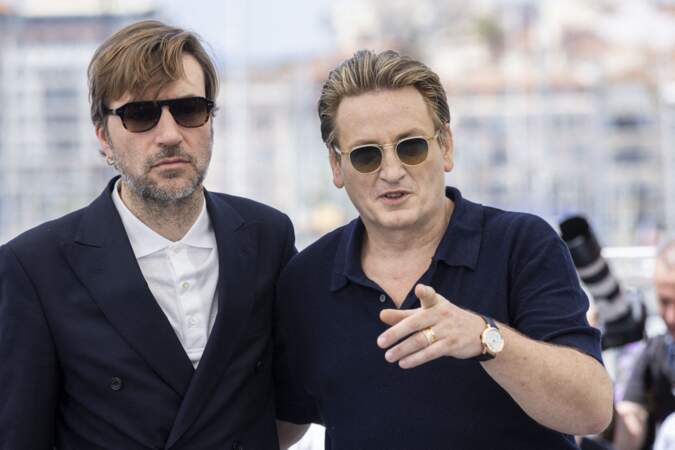 Le réalisateur Albert Serra et Benoît Magimel portent des lunettes de soleil noires au photocall de "Pacifiction" lors du 75ème Festival de Cannes, le 27 mai 2022.