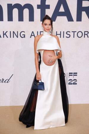 Nabilla Benattia dévoile son baby-bump dans une robe découpée et bicolore, noire et blanche au Festival de Cannes. Le 26 mai 2022. 