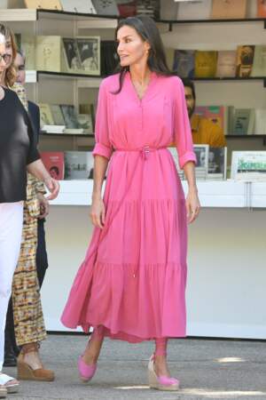 Toute vêtue de rose, la royale a une nouvelle fois succombé à la couleur tendance de l'été pour sa venue à la Foire du livre, le 27 mai 