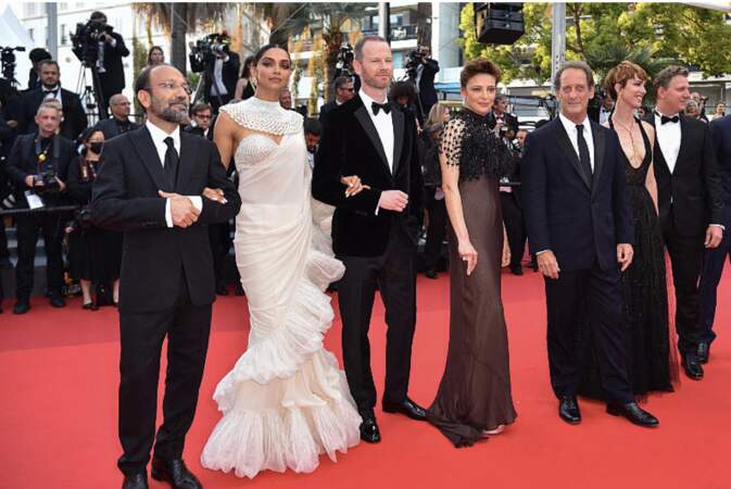 Le jury, Asghar Farhadi, Deepika Padukone, Joachim Trier, Jasmine Trinca, Vincent Lindon, Rebecca Hall et Jeff Nichols au Festival de Cannes, ce 28 mai 