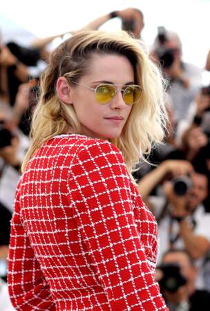 Kristen Stewart avec des lunettes de soleil colorées au festival de Cannes le 24 mai 2022.