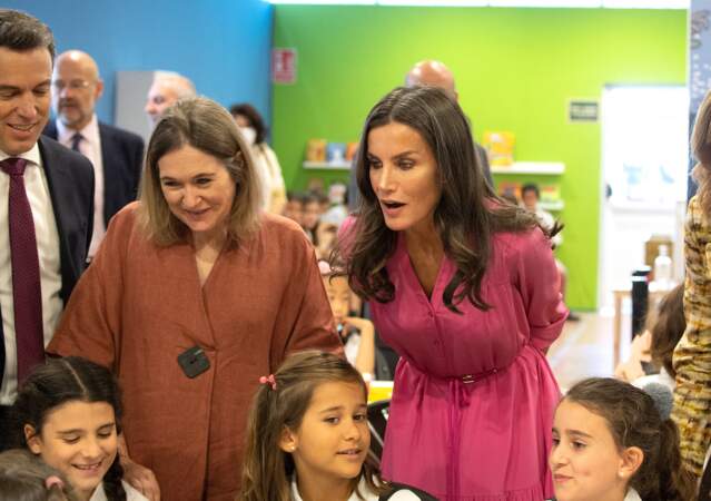 Letizia d'Espagne intéressée par le travail des jeunes enfants au salon du livre, le 27 mai 
