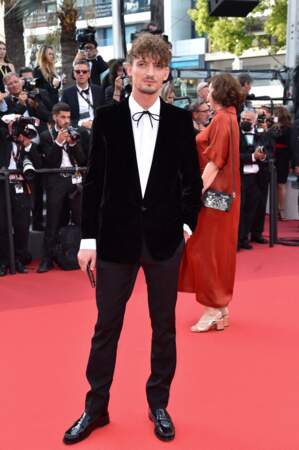 Niels Schneider prend la pose devant les photographes au Festival de Cannes, ce 28 mai 
