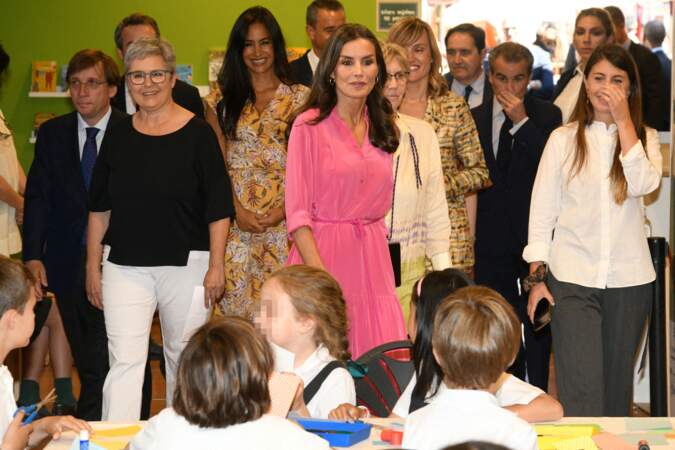  Letizia d'Espagne a rencontré la ministre espagnole de l’Éducation, Pilar Alegria, à la Foire du livre, ce 27 mai 