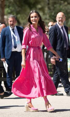 La reine Letizia d'Espagne dans une silhouette rose pour inaugurer le salon du livre, ce 27 mai 