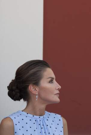 La reine Letizia d'Espagne dévoile ses cheveux au naturel avec des reflets au défilé militaire, ce 28 mai 