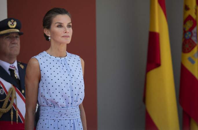 La reine Letizia d'Espagne dévoile sa silhouette dans une robe à pois, ce 28 mai 