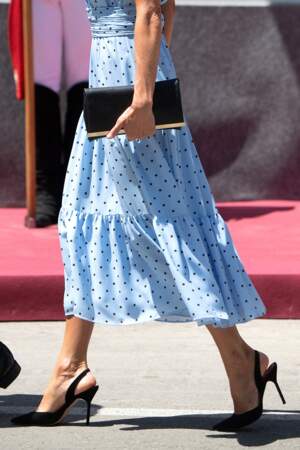 Letizia d'Espagne accessoirise son look avec un sac et des escarpins, ce 28 mai 