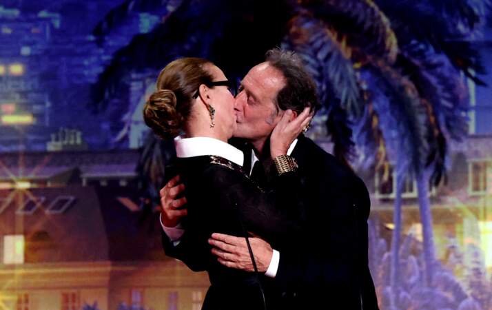 Carole Bouquet et son baiser fougueux à Vincent Lindon lors de la cérémonie de clôture du Festival de Cannes, le 28 mai 2022.