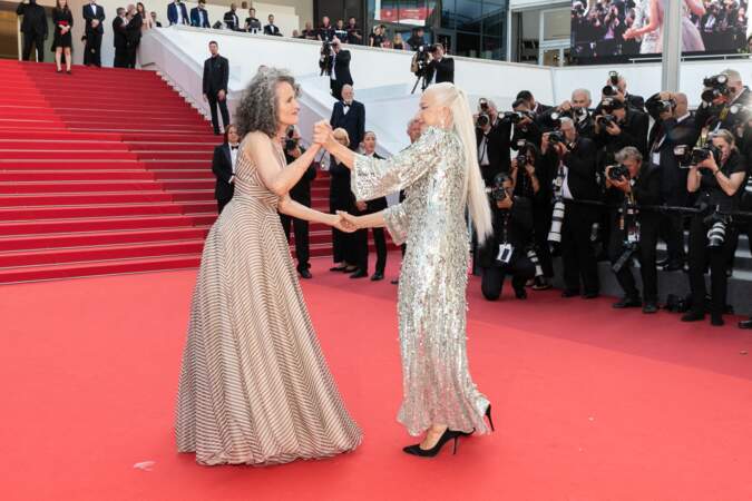 Helen Mirren et Andie MacDowell totalement déchaînées sur le tapis rouge du Festival de Cannes, le 27 mai 2022.