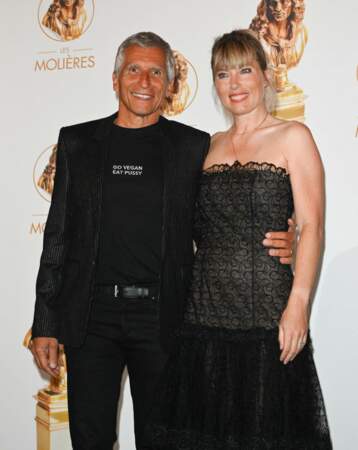 Nagui et sa femme Mélanie Page souriants face aux photographes lors de la 33ème cérémonie des Molières aux Folies Bergère, à Paris, le 30 mai 2022.
