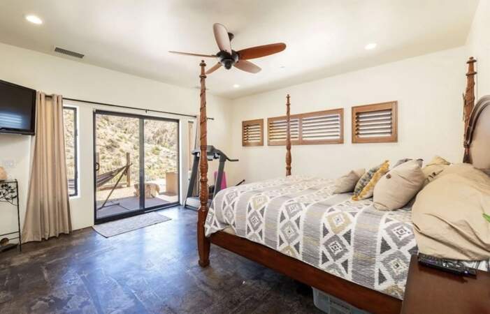La chambre à coucher de la villa de la vallée d'Yucca vendue par Amber Heard est à la fois chic et sobre