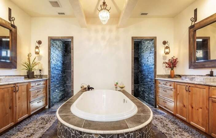 Dans l'une des salles de bains de l'ancienne villa d'Amber Heard, située dans le désert de Mojave, trône une splendide baignoire