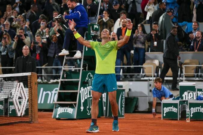 Raphael Nadal remporte son duel face à Novak Djokovic lors du quart de finale de Roland Garros, le  31 mai 2022.