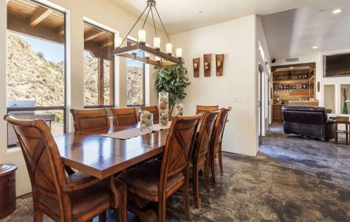 Dans la salle à manger de l'ancienne villa de luxe d'Amber Heard, au moins huit personnes peuvent manger à table