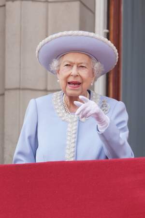 La reine Elizabeth II très élégante dans un ensemble bleu ciel assorti à son chapeau pour saluer la foule depuis le balcon de Buckingham lors de la parade militaire "Trooping the Colour" pour le jubilé de platine de la reine Elizabeth II à Londres, le 2 juin 2022 