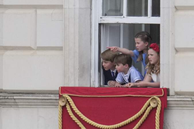 Les princes George et Louis ainsi que la princesse Charlotte et Mia Tindal ne passent pas inaperçus depuis une fenêtre de Buckingham, lors du jubilé de platine de la reine Elizabeth II à Londres, le 2 juin 2022