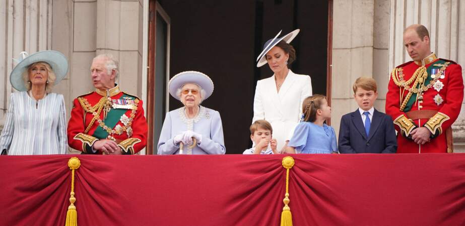 Le prince Louis fait les quatre cents coups sur le balcon de Buckingham lors de la parade militaire "Trooping the Colour" pour le jubilé de platine de la reine Elizabeth II à Londres, le 2 juin 2022