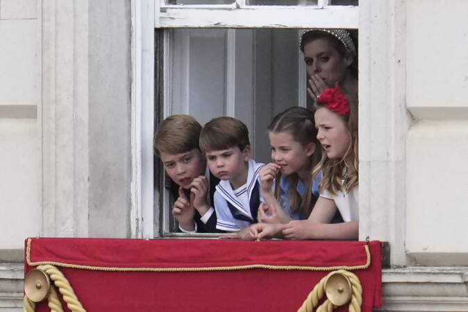 Les princes George et Louis ainsi que les princesses Charlotte, Mia Tindall et Beatrice d'York regardent la foule depuis une fenêtre de Buckingham, lors de la parade militaire "Trooping the Colour" pour le jubilé de platine de la reine Elizabeth II à Londres, le 2 juin 2022