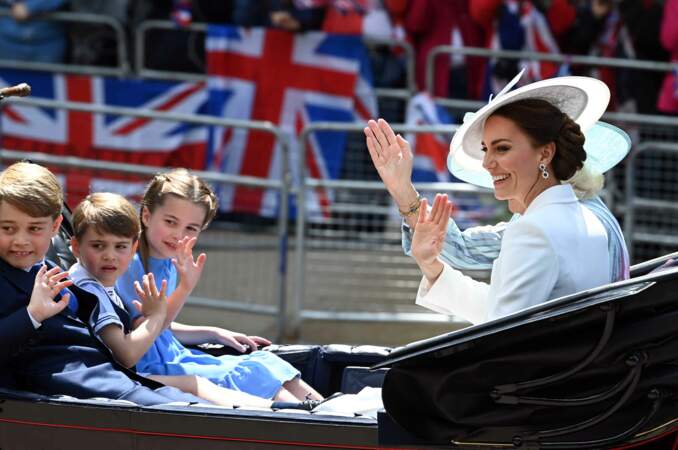 Kate Middleton et ses enfants George, Louis et Charlotte lors de la parade militaire "Trooping the Colour" pour le jubilé de platine de la reine Elizabeth II à Londres, le 2 juin 2022