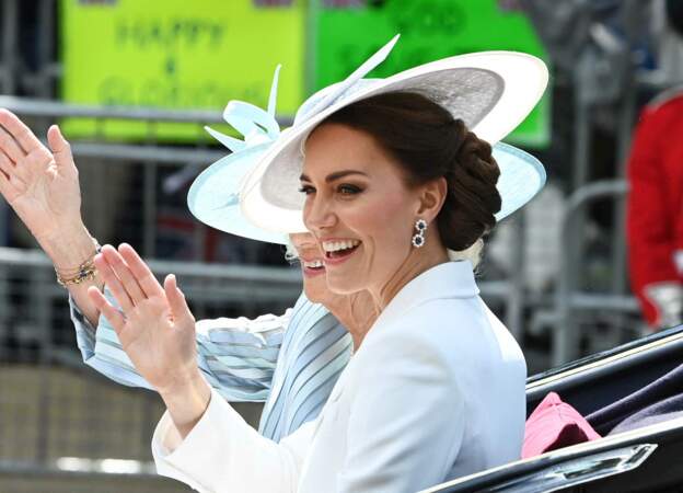 Kate Middleton salue la foule lors de la parade militaire "Trooping the Colour" pour le jubilé de platine de la reine Elizabeth II à Londres, le 2 juin 2022