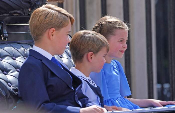 Le prince George, le prince Louis et la princesse Charlotte assistent à leur première parade militaire "Trooping the Colour" pour le jubilé de platine de la reine Elizabeth II à Londres, le 2 juin 2022