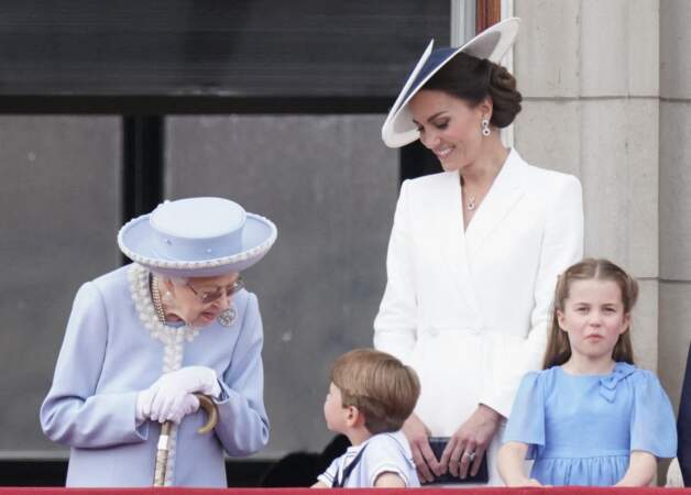 Moment de complicité entre la reine Elizabeth II et son arrière-petit-fils Louis sur le balcon de Buckingham lors de la parade militaire "Trooping the Colour" pour le jubilé de platine de la reine Elizabeth II à Londres, le 2 juin 2022