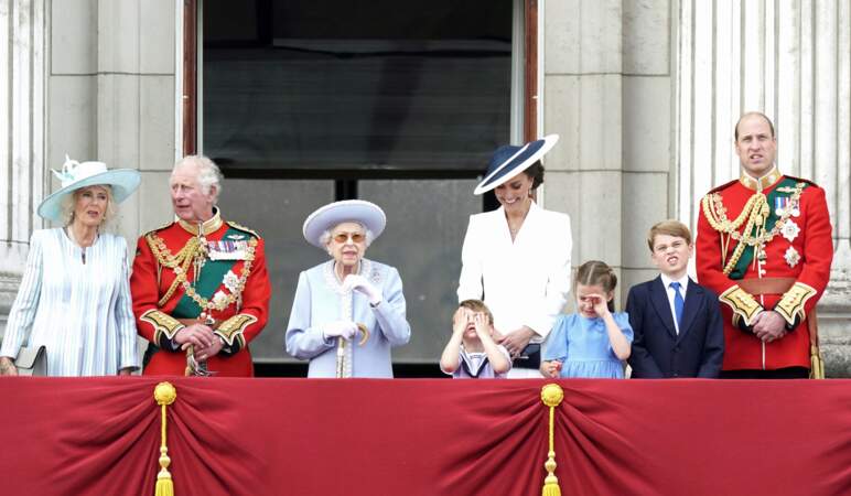 Entourée de toute sa famille, la reine Elizabeth II a fait son apparition sur le balcon de Buckingham lors de la parade militaire "Trooping the Colour" pour le jubilé de platine de la reine Elizabeth II à Londres, le 2 juin 2022