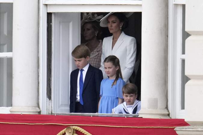 Kate Middleton et ses trois enfants George, Louis et Charlotte sur le point de faire leur entrée sur le balcon de Buckingham lors de la parade militaire "Trooping the Colour" pour le jubilé de platine de la reine Elizabeth II à Londres, le 2 juin 2022