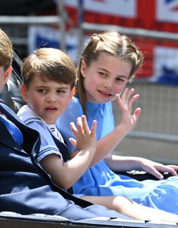 Le prince Louis et sa grande soeur Charlotte saluent la foule lors de la parade militaire "Trooping the Colour" pour le jubilé de platine de la reine Elizabeth II à Londres, le 2 juin 2022