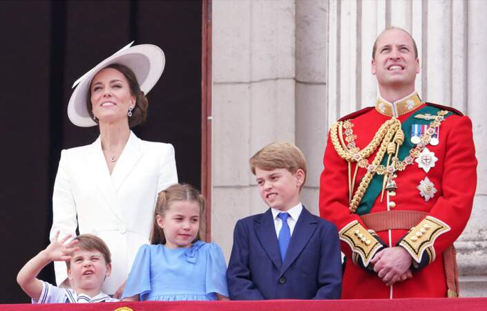 Kate Middleton et le prince William ont offert une belle photo de famille avec leurs enfants Louis, George et Charlotte lors de la parade militaire "Trooping the Colour" pour le jubilé de platine de la reine Elizabeth II à Londres, le 2 juin 2022