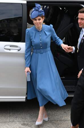 La princesse Beatrice d'York dans une robe bleue assortie à son chapeau arrive à la messe du jubilé, célébrée à la cathédrale Saint-Paul de Londres, le 3 juin 2022