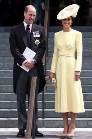 Kate Middleton craque pour une robe jaune de la marque Emilia Wickstead conjuguée à une capeline Philip Treacy pour le deuxième jour du Jubilé de platine de la reine Elizabeth II, vendredi 3 juin 2022. 