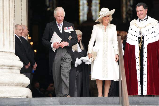 Souriante, Camilla Parker-Bolwes sort de la cathédrale Saint-Paul de Londres en compagnie de son époux le prince Charles, le 3 juin 2022