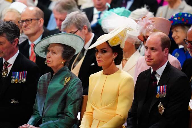 Kate Middleton entourée de son époux le prince William et de la princesse Anne lors de la messe du jubilé célébrée en la cathédrale Saint-Paul, le 3 juin 2022