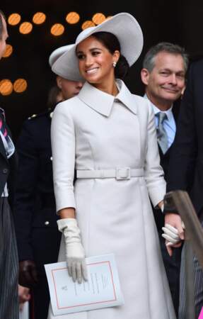 Chapeau à larges bords et robe-manteau à col américain et aux manches 3/4 de couleur blanche, Meghan Markle rivalise d'élégance lors de la messe du jubilé, le 3 juin 2022